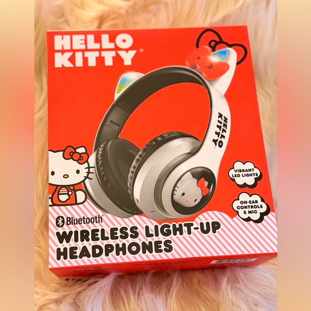 Hello Kitty Bluetooth Wireless Headphones Light-up On Ears Controls & Mic